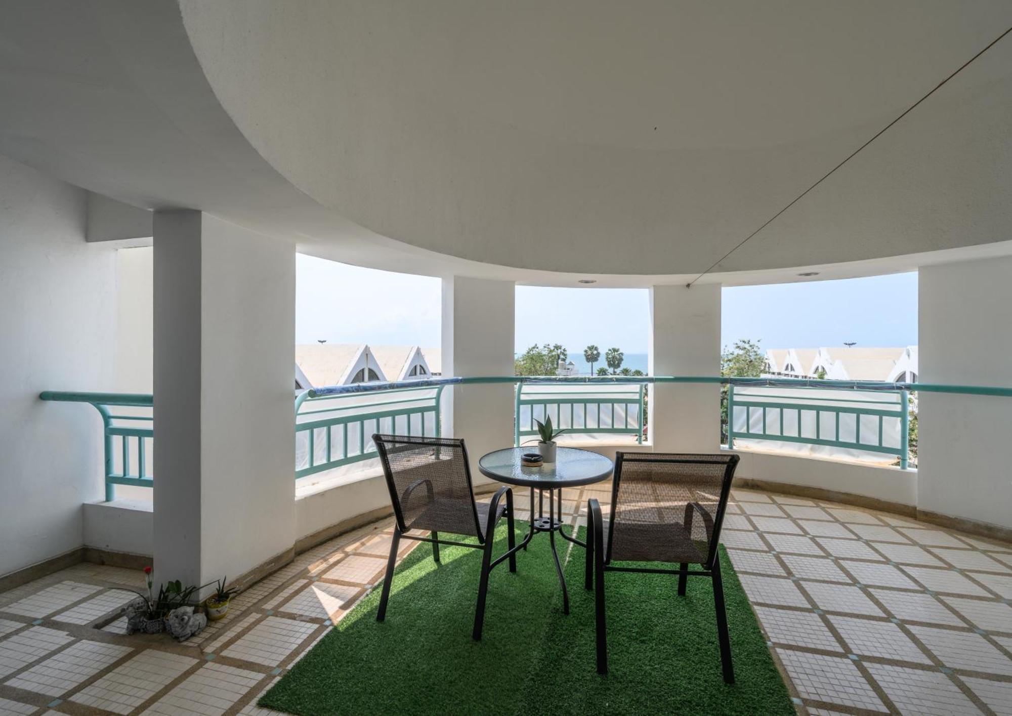 Jomtien Beachfront Stylish Studio , Stunning Seaview , Big Pool Praia de Jomtien Exterior foto