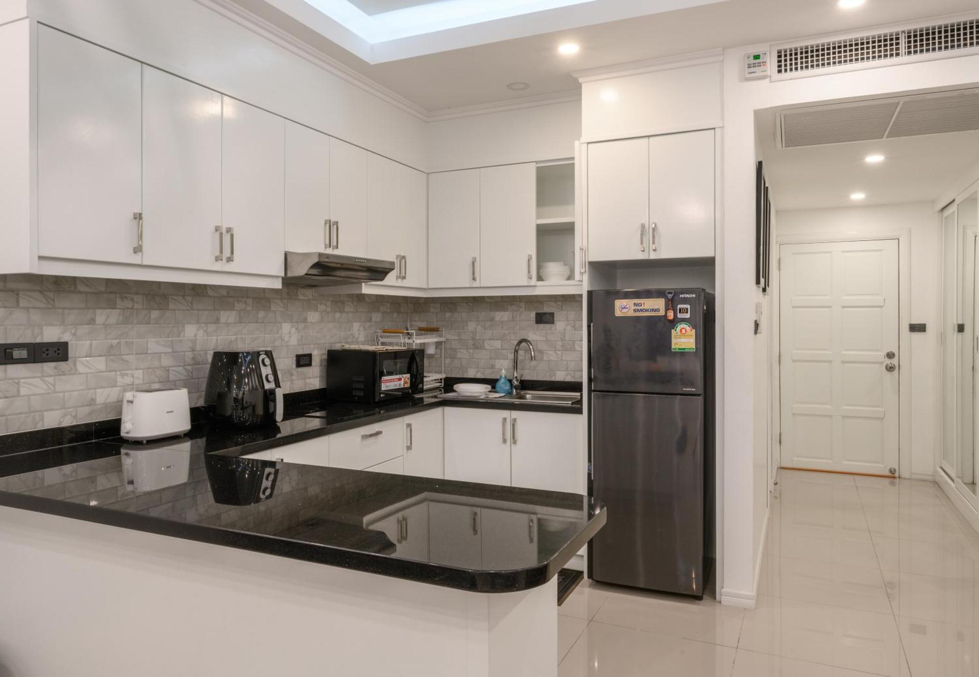 Jomtien Beachfront Stylish Studio , Stunning Seaview , Big Pool Praia de Jomtien Exterior foto